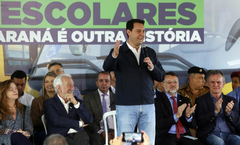 Governador entrega 128 ônibus escolares e 45 novas viaturas para as forças de segurança pública