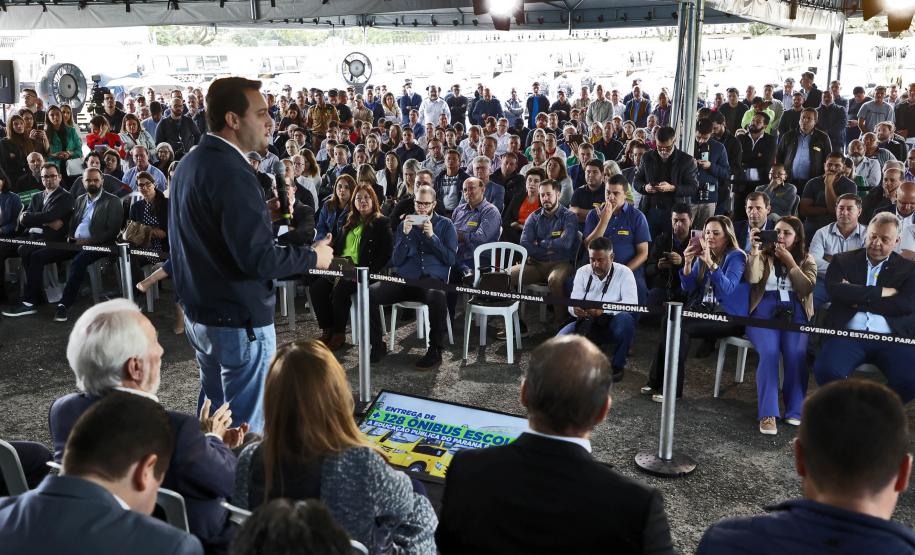 Governador entrega 128 ônibus escolares e 45 novas viaturas para as forças de segurança pública