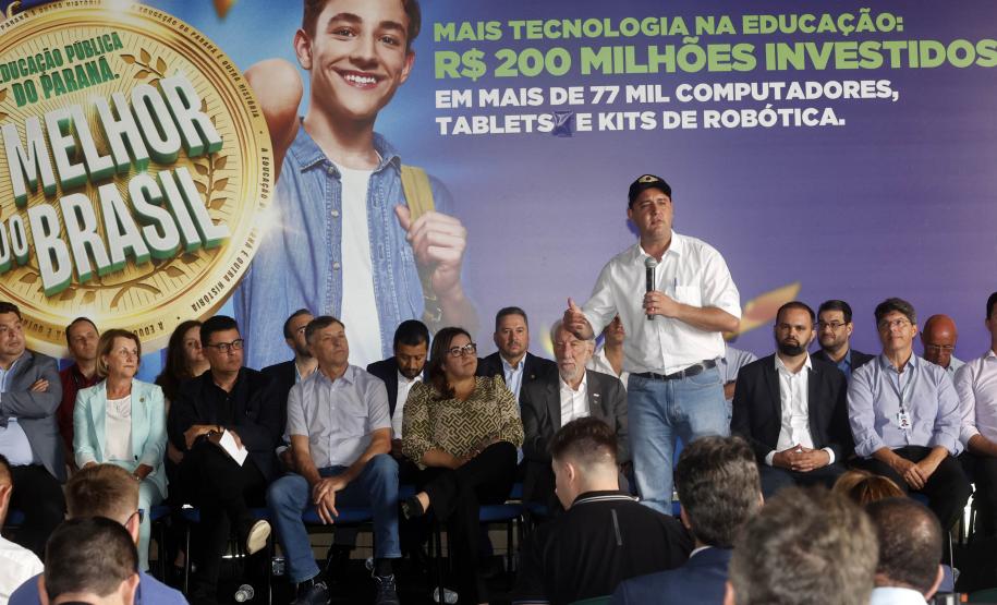 Equipamentos modernos e novo currículo preparam paranaenses do futuro, diz Ratinho Junior