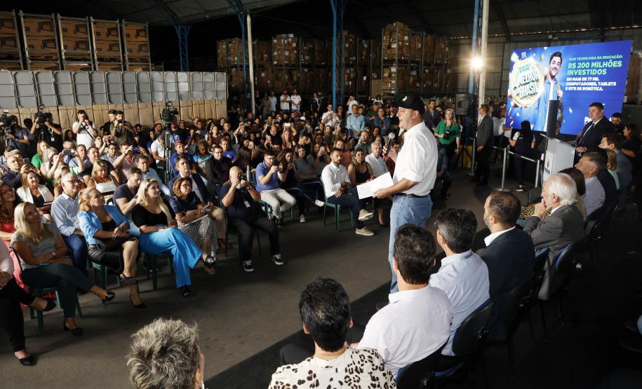 Equipamentos modernos e novo currículo preparam paranaenses do futuro, diz Ratinho Junior