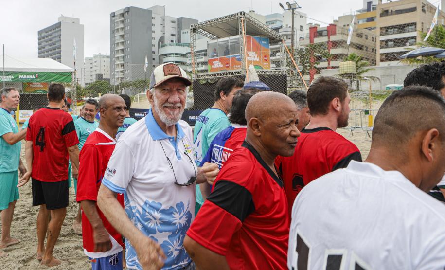 Futebol das Estrelas reúne veteranos paranaenses nas areias de Caiobá