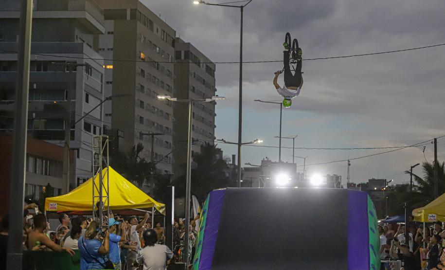 Futebol das Estrelas reúne veteranos paranaenses nas areias de Caiobá