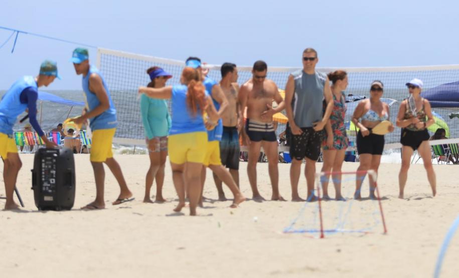 Futebol das Estrelas reúne veteranos paranaenses nas areias de Caiobá
