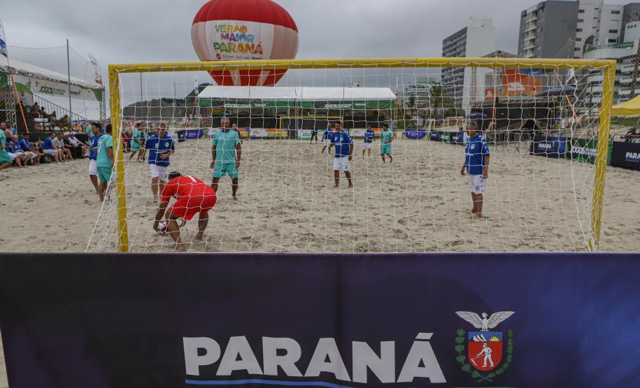 Futebol das Estrelas reúne veteranos paranaenses nas areias de Caiobá