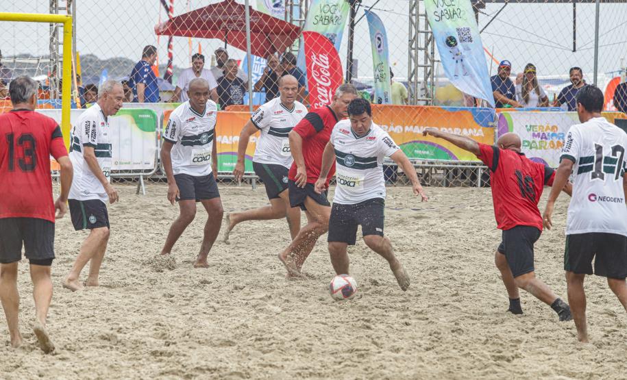 Futebol das Estrelas reúne veteranos paranaenses nas areias de Caiobá