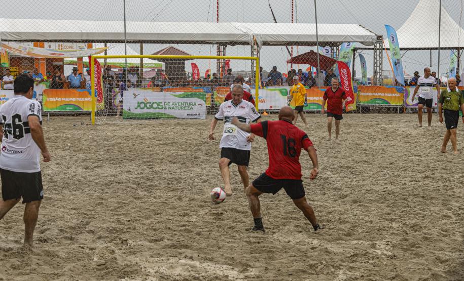 Futebol das Estrelas reúne veteranos paranaenses nas areias de Caiobá