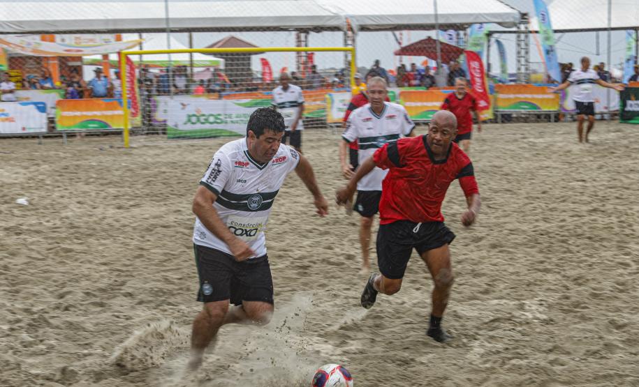 Futebol das Estrelas reúne veteranos paranaenses nas areias de Caiobá