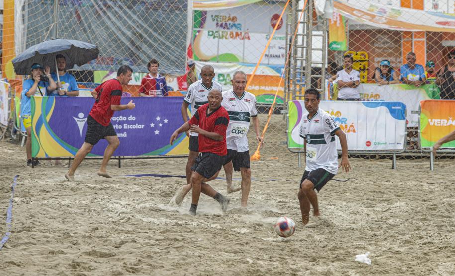 Futebol das Estrelas reúne veteranos paranaenses nas areias de Caiobá
