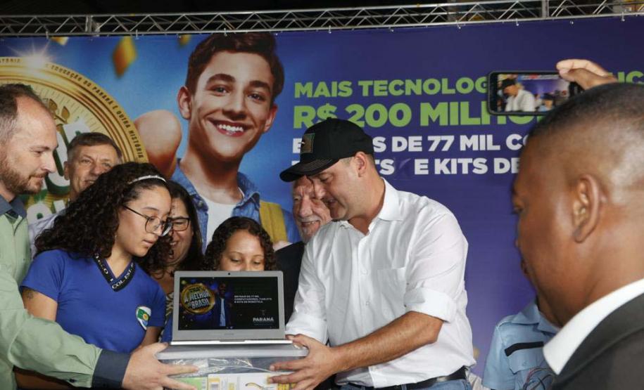 Estado distribui 77 mil novos equipamentos de informática e kits de robótica para escolas