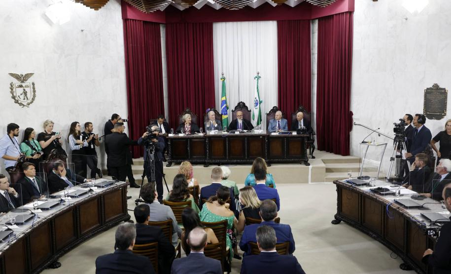 Vice-governador acompanha a posse da nova mesa diretora do Tribunal de Contas do Paraná