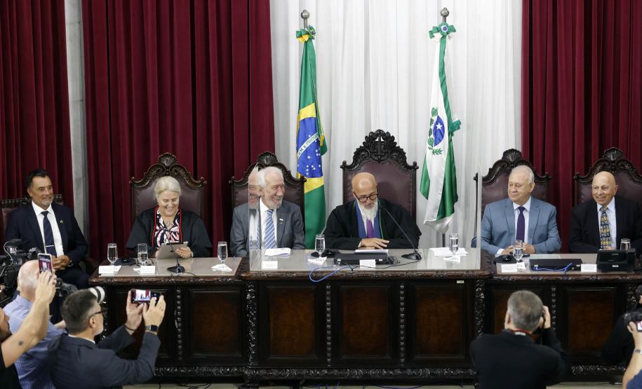 Vice-governador acompanha a posse da nova mesa diretora do Tribunal de Contas do Paraná