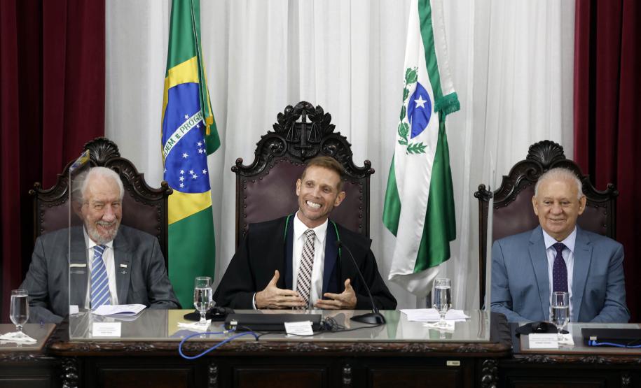 Vice-governador acompanha a posse da nova mesa diretora do Tribunal de Contas do Paraná