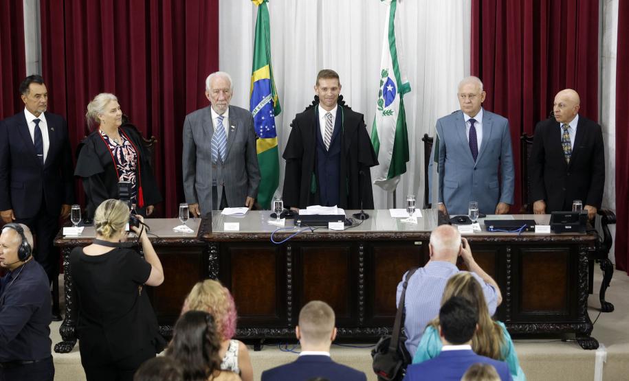 Vice-governador acompanha a posse da nova mesa diretora do Tribunal de Contas do Paraná