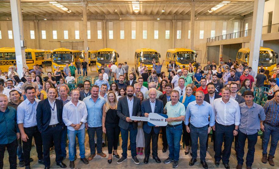 Sete municípios da Grande Curitiba recebem 14 novos ônibus para reforço no transporte escolar