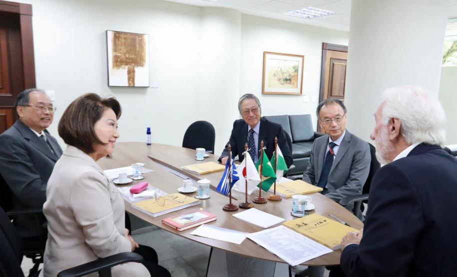 Vice-governador recebe livro que narra 50 anos da relação de irmandade entre Paraná e Hyogo