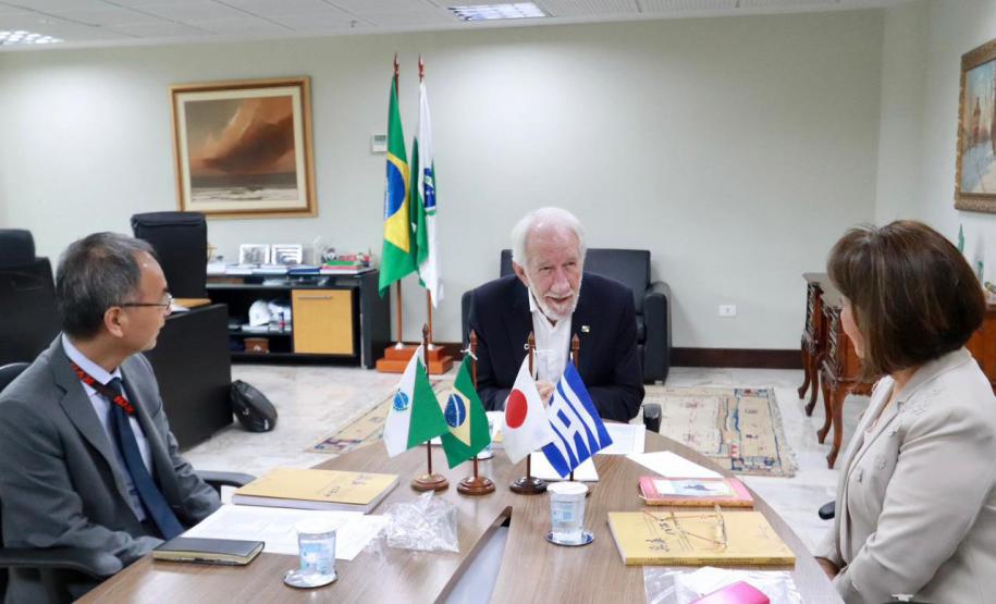 Vice-governador recebe livro que narra 50 anos da relação de irmandade entre Paraná e Hyogo