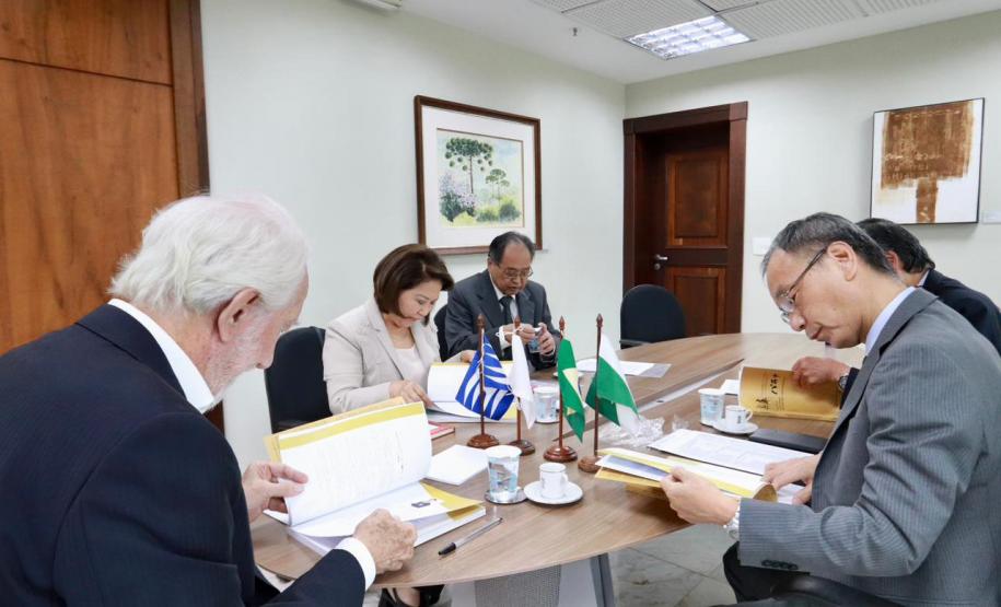 Vice-governador recebe livro que narra 50 anos da relação de irmandade entre Paraná e Hyogo