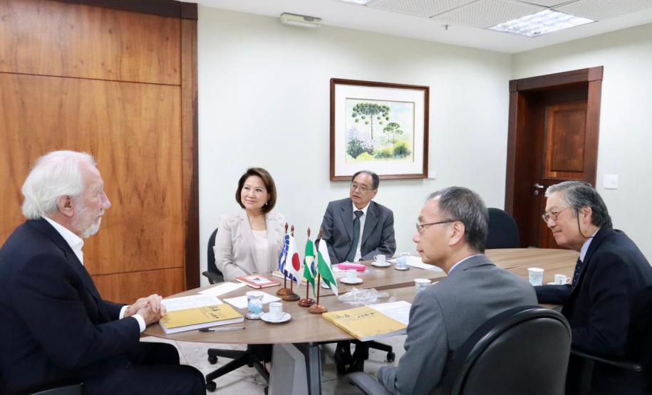 Vice-governador recebe livro que narra 50 anos da relação de irmandade entre Paraná e Hyogo