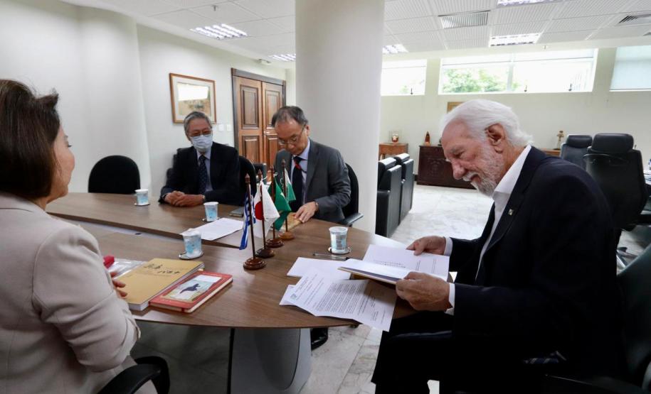 Vice-governador recebe livro que narra 50 anos da relação de irmandade entre Paraná e Hyogo