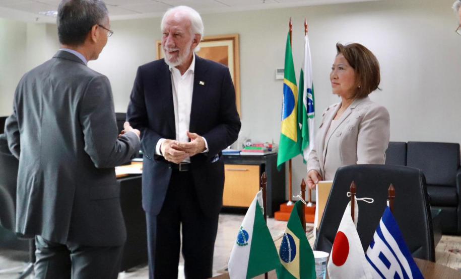 Vice-governador recebe livro que narra 50 anos da relação de irmandade entre Paraná e Hyogo