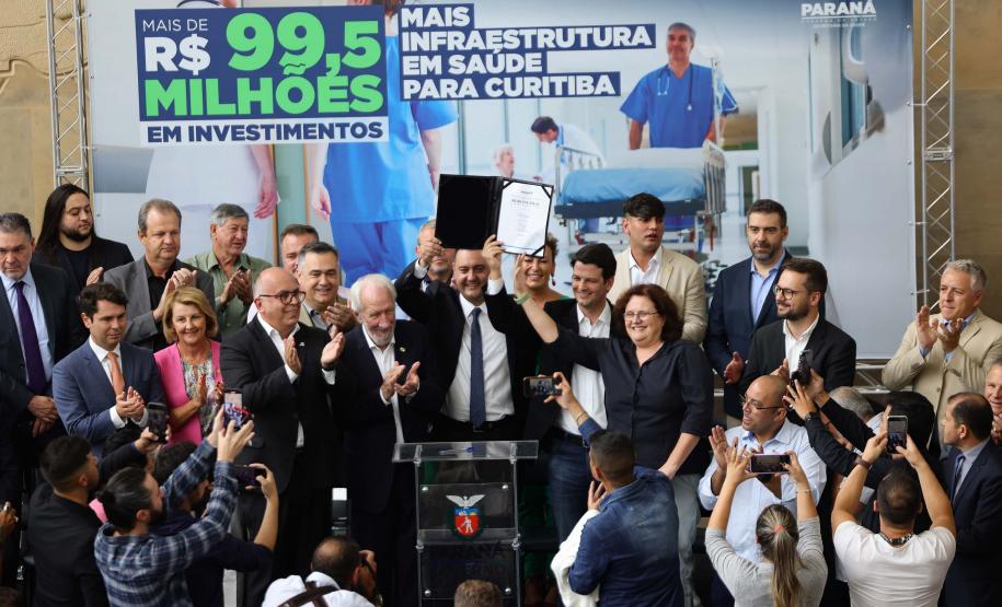 Governador formaliza investimento de R$ 99 milhões para a saúde pública de Curitiba