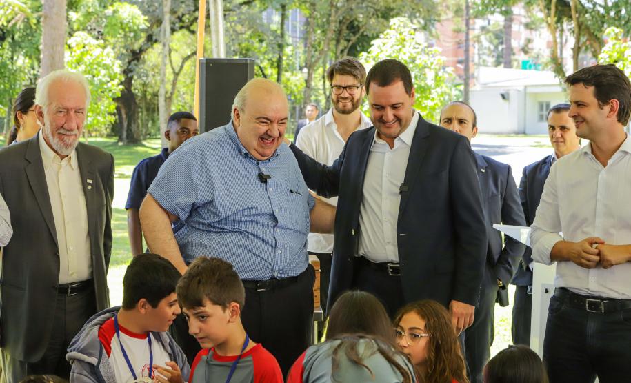 Jardim do Palácio Iguaçu ganha colmeias de abelhas nativas e horta orgânica