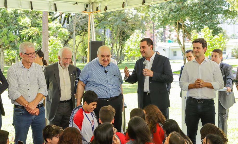 Jardim do Palácio Iguaçu ganha colmeias de abelhas nativas e horta orgânica
