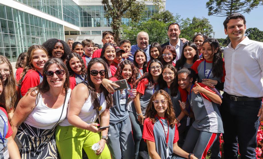 Jardim do Palácio Iguaçu ganha colmeias de abelhas nativas e horta orgânica
