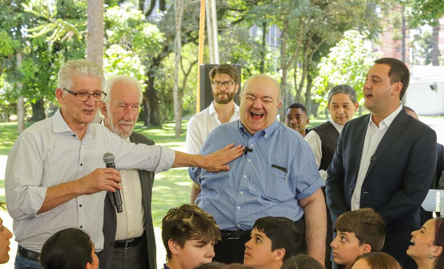 Jardim do Palácio Iguaçu ganha colmeias de abelhas nativas e horta orgânica