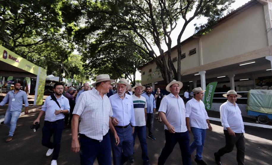 Darci Piana exalta importância da agroindústria do Paraná durante visita à ExpoUmuarama