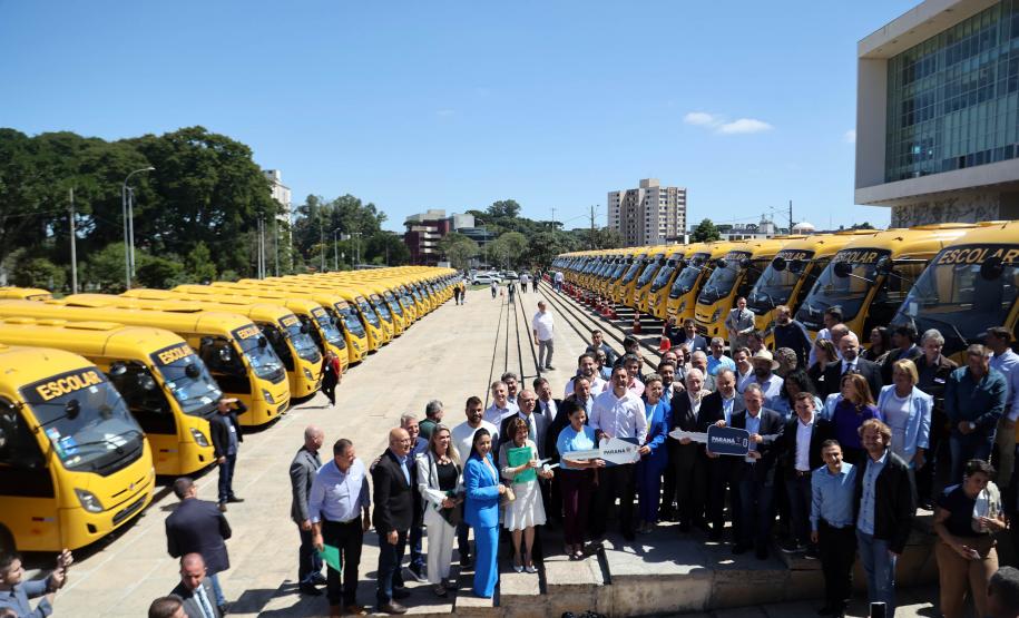 Governador entrega mais 173 ônibus escolares para a rede pública do Paraná
