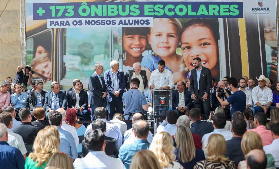 Governador entrega mais 173 ônibus escolares para a rede pública do Paraná