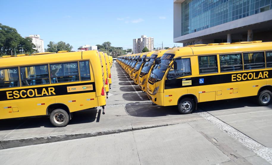 Governador entrega mais 173 ônibus escolares para a rede pública do Paraná