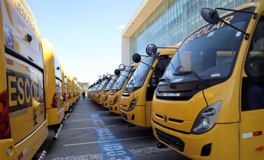Governador entrega mais 173 ônibus escolares para a rede pública do Paraná