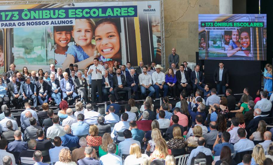 Governador entrega mais 173 ônibus escolares para a rede pública do Paraná
