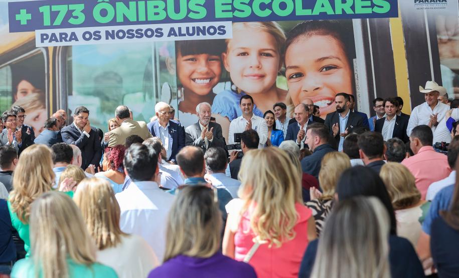 Governador entrega mais 173 ônibus escolares para a rede pública do Paraná