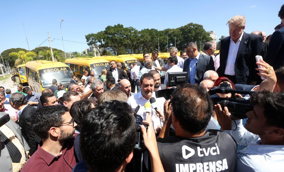 Governador entrega mais 173 ônibus escolares para a rede pública do Paraná