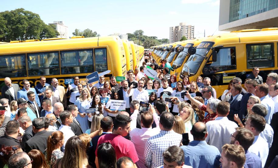 Governador entrega mais 173 ônibus escolares para a rede pública do Paraná