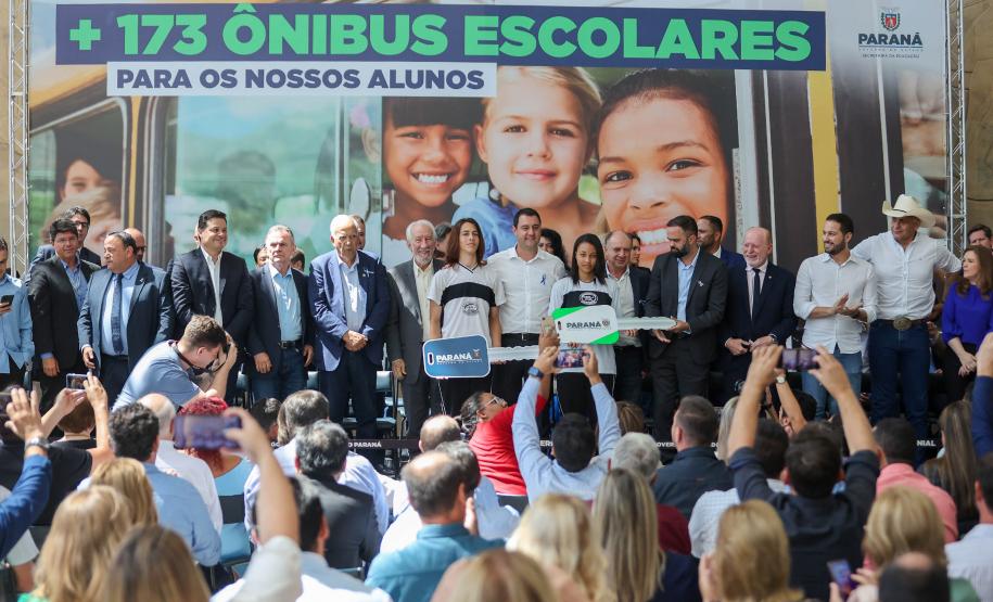 Governador entrega mais 173 ônibus escolares para a rede pública do Paraná