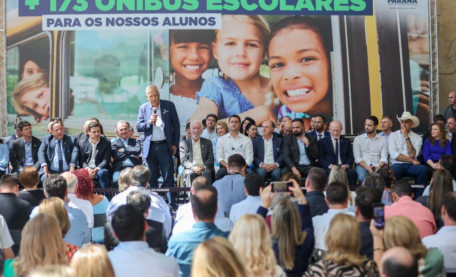 Governador entrega mais 173 ônibus escolares para a rede pública do Paraná