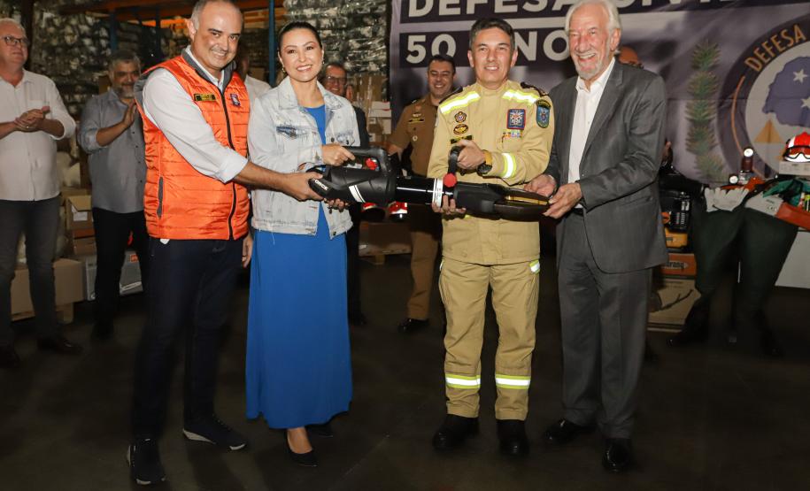 Piana entrega equipamentos para Bombeiros e "kits de resposta" a eventos climáticos para cidades