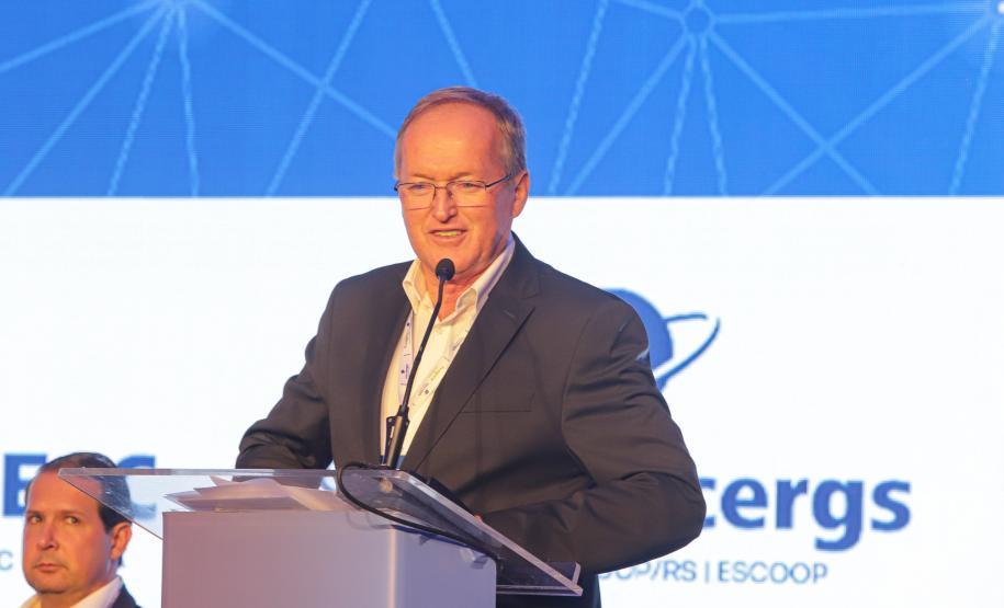 Governador destaca força das cooperativas e anuncia programas de R$ 750 milhões para o setor