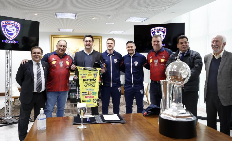 Governador parabeniza atletas e dirigente do Cascavel Futsal, bicampeão da Libertadores
