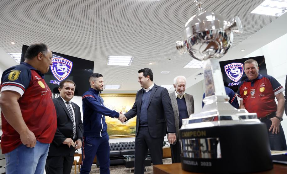 Governador parabeniza atletas e dirigente do Cascavel Futsal, bicampeão da Libertadores