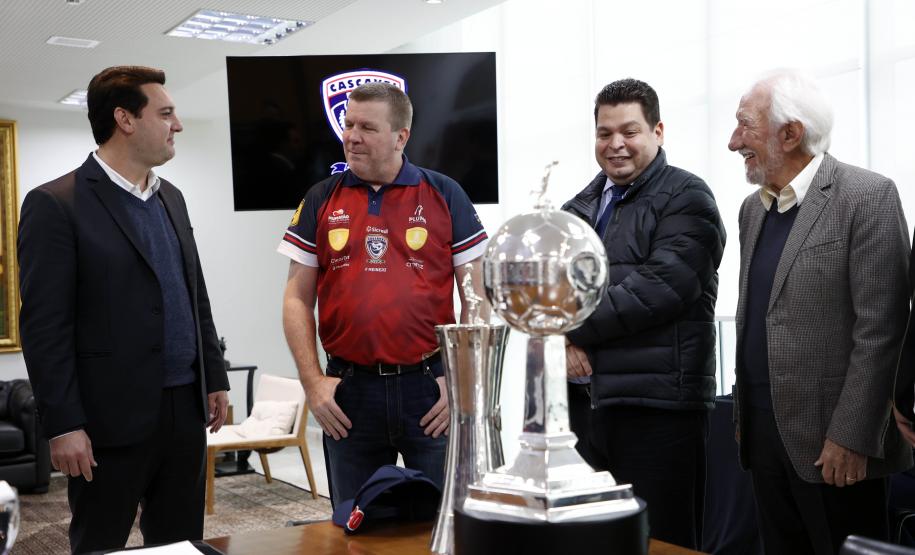 Governador parabeniza atletas e dirigente do Cascavel Futsal, bicampeão da Libertadores