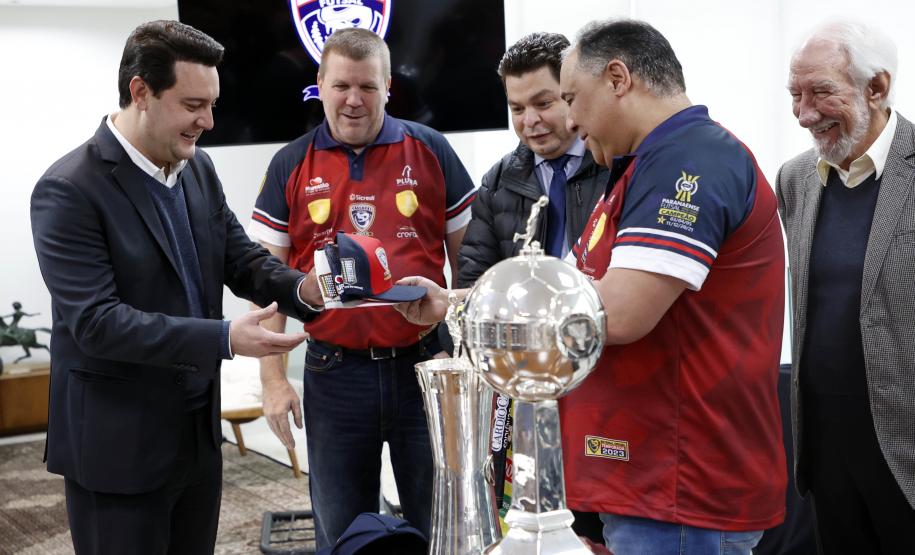 Governador parabeniza atletas e dirigente do Cascavel Futsal, bicampeão da Libertadores
