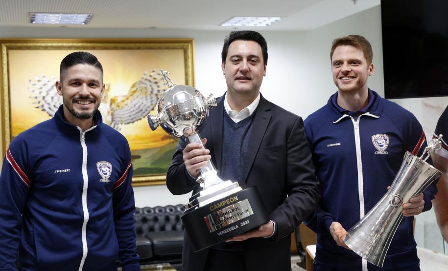 Governador parabeniza atletas e dirigente do Cascavel Futsal, bicampeão da Libertadores