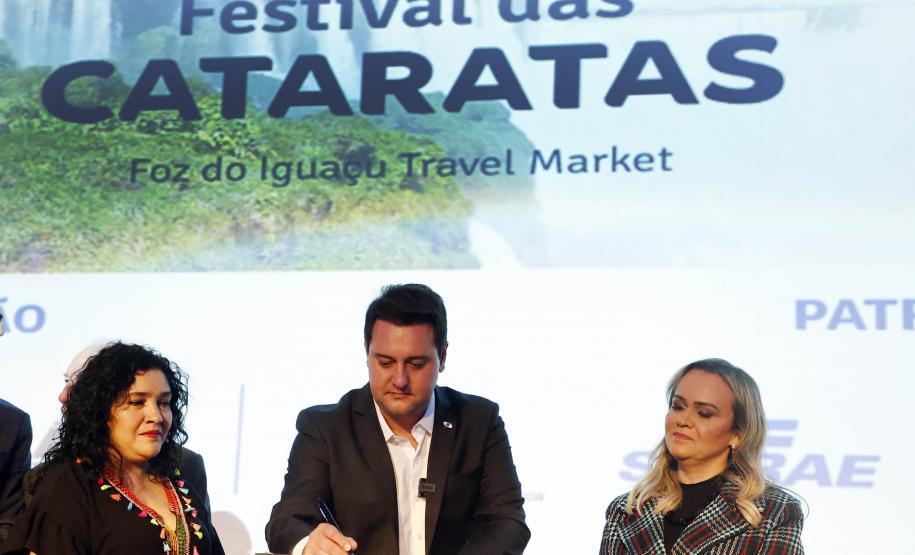 Governador apresenta potenciais turísticos do Paraná na abertura do Festival das Cataratas