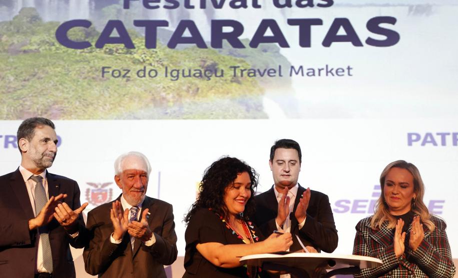 Governador apresenta potenciais turísticos do Paraná na abertura do Festival das Cataratas