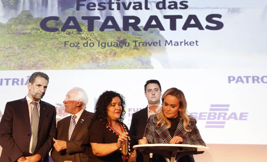 Governador apresenta potenciais turísticos do Paraná na abertura do Festival das Cataratas